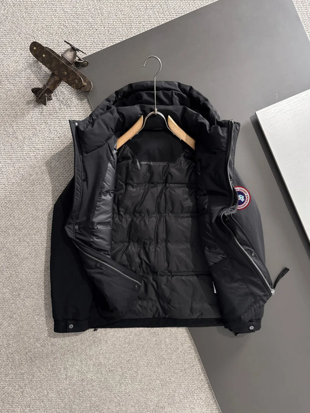 Two-day delivery time P960 Big Goose 🔥🔥 High-end customization 2025 winter official website's latest popular down jacket. Original custom-made hardware accessories for customers, all imported and original customization. Welcome to compare at the counter. Absolutely high quality. Use top-grade 90 white goose down. Super soft. Filled with fluffy and full feathers. Super heavy work. Fabric workmanship is excellent. The version is super perfect. Note⚠The fabric is super comfortable. Exclusive model. High-end quality. A must-have warm and protective artifact in winter. Size: M-3XL